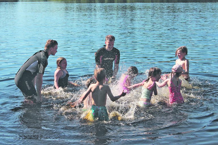 Uimakoulun alkeisryhmissä tutustutaan leikin varjolla vedessäolon ja uimisen saloihin