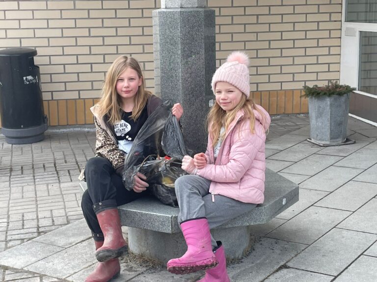 Stella Hemminki ja Sofia Yläkoski kannustavat keräämään roskia