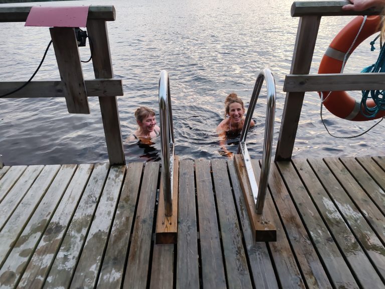 Uudet uimaportaat Hirsilinnan laiturille