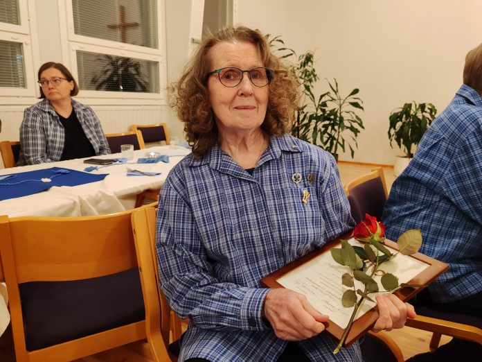Ritva Latoniemelle myönnettiin. pronssinen ansiomerkki Marttojen 90-vuotisjuhlatilaisuudessa.